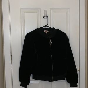 Cute black furry jacket! 🖤